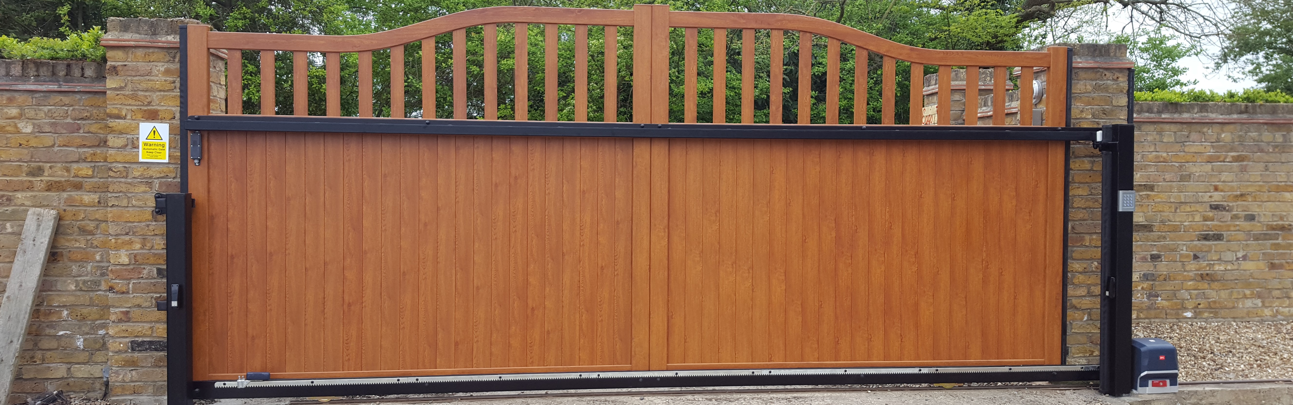 Sliding automatic gates